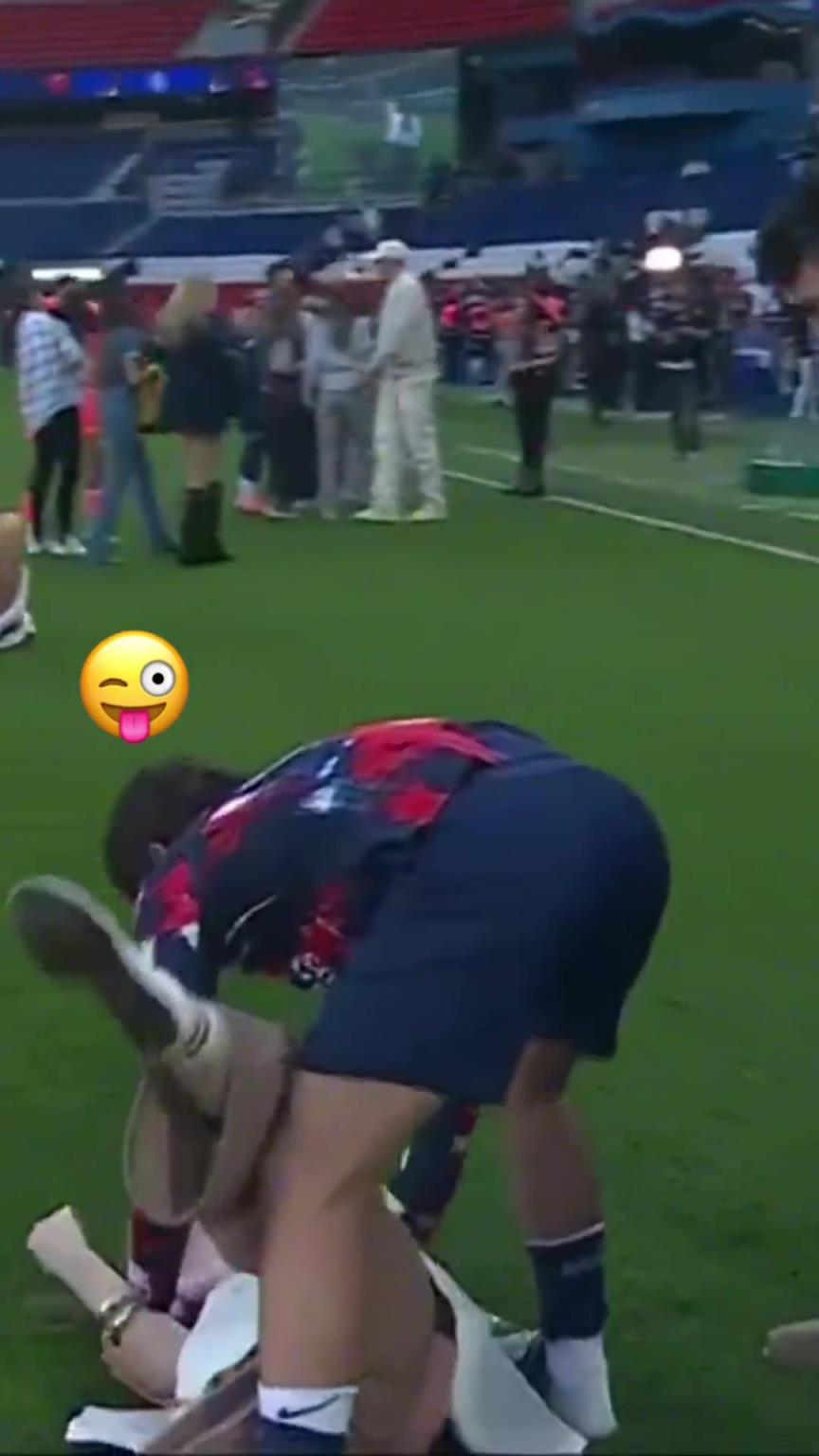 玩这么花！？内维斯在家人面前把自己女友按倒在地